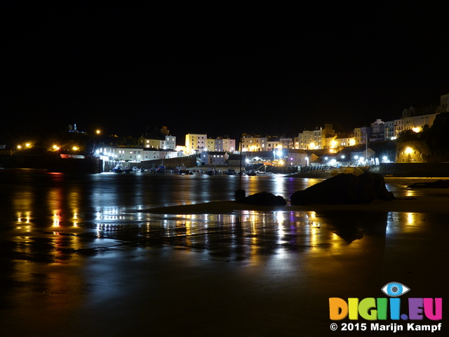 FZ021686 Tenby harbour at night